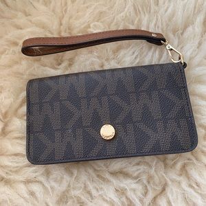 Michael Kors wristlet/phone holder